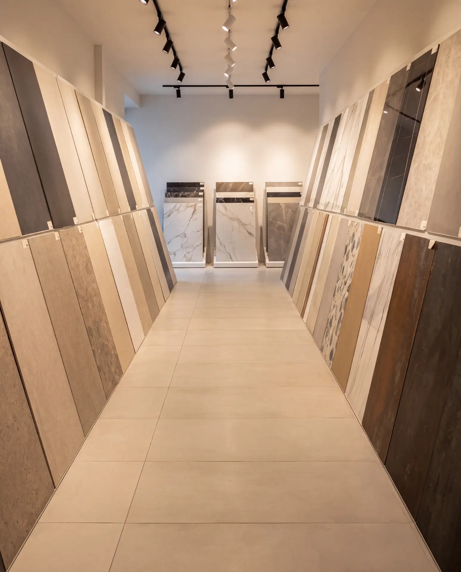 Outlet și oferte — selecție prezentată în showroom